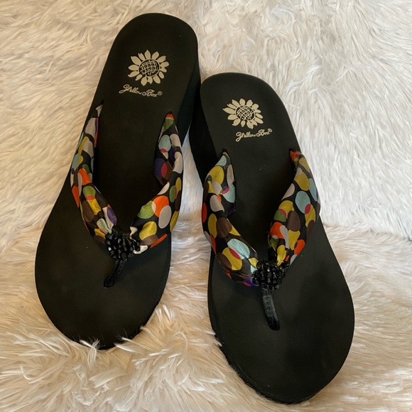Yellow Box Polka Dot Fabric/Blk Sole w/Bling Black Stone Center Flip Flop Sandal - Picture 1 of 13